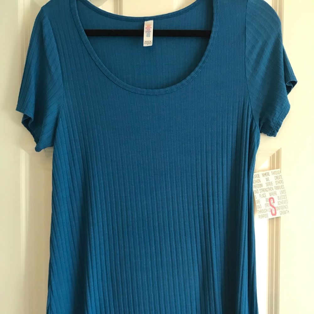 BNWT LuLaRoe classic tee